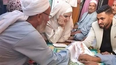 «محلاها عيشة الفلاح» عقد قران طبيبة ومهندس على حصيرة وطبلية (صور)