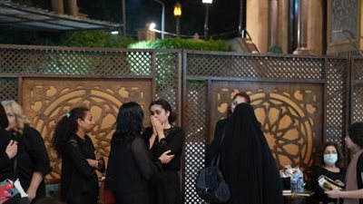 انهيار الفنانة ريم أحمد في عزاء والدتها