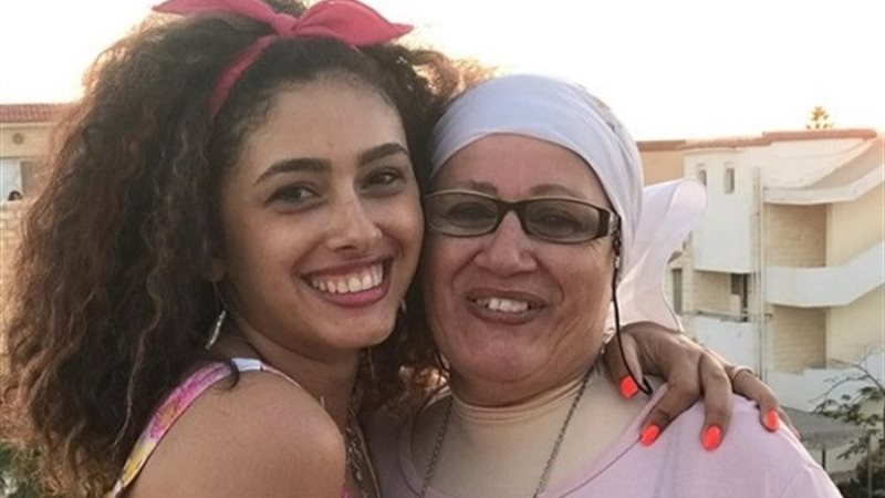 الفنانة ريم أحمد مع والدتها