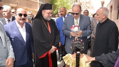 محافظ أسيوط يزور إيبارشية «قسقام» القوصية للتهنئة بعيد القيامة