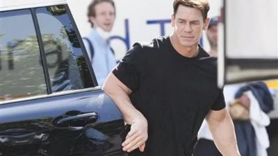 جون سينا يشعل مواقع التواصل بارتدائه «ملابس نسائية»
