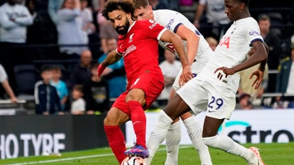محمد صلاح أمام لاعبي