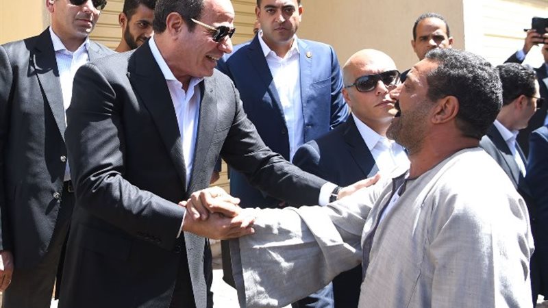 الرئيس السيسي وأحد المواطنين