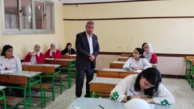 «وكيل تعليم دمياط» يتفقد سير امتحانات صفوف النقل في أول أيامها بالمحافظة