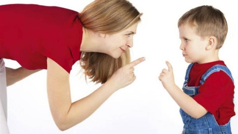نقاش بين طفل ووالدته - أرشيفية