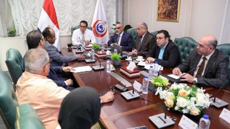 اجتماعًا ضم عددا من قيادات وزارة الصحة