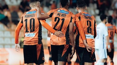 نهضة بركان يُنهي الشوط الأول مُتقدمًا على الزمالك بهدفين في نهائي الكونفدرالية