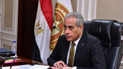 وزير العمل يطرح مشروع قانون العمل على «الحوار الاجتماعي» اليوم
