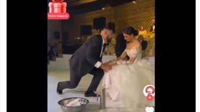 مقطع فيديو لعريس يغسل قدم زوجته، يثير غضب رواد التواصل الاجتماعي
