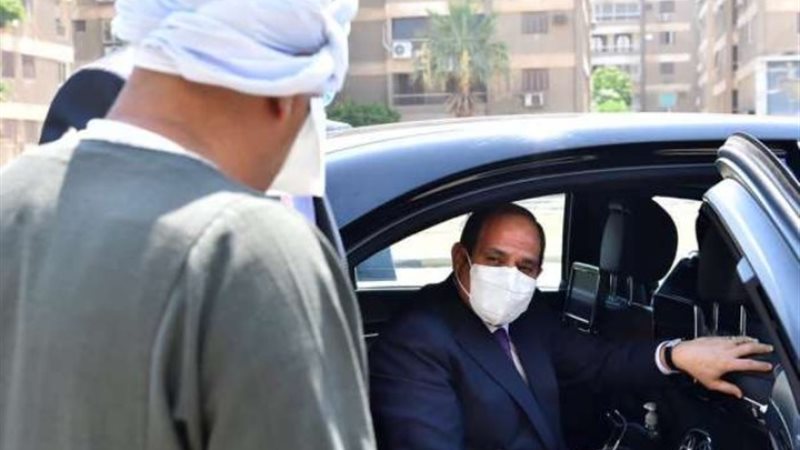 الرئيس عبد الفتاح السيسي وأحد المواطنين