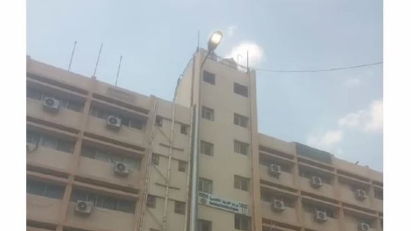 إنارة الجيزة مضائه نهارا أمام باب مركز الإبداع التكنولوجي و