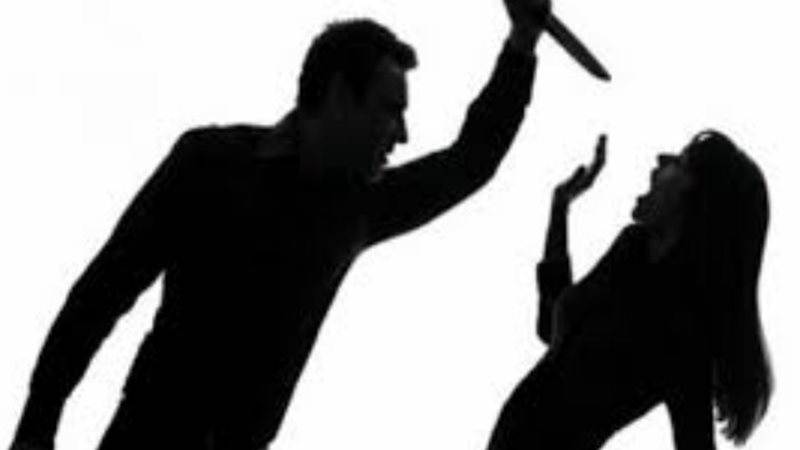 شخص يطعن زوجته _ تعبيرية
