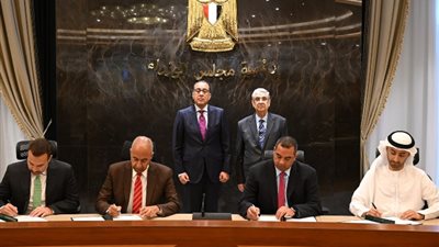 رئيس الوزراء يشهد توقيع محضر استلام الأرض لتنفيذ مشروع إنتاج الكهرباء بطاقة الرياح غرب سوهاج