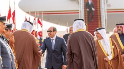 الرئيس السيسي يصل المنامة للمشاركة في القمة العربية بالبحرين