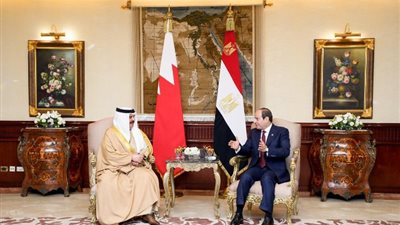 ملك البحرين يستقبل الرئيس السيسي في قصر الصخير