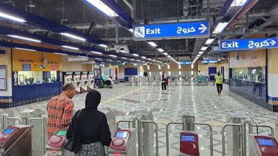 أول مواطن يستخدم مترو الأنفاق بمحطة جامعة الدول (صور)