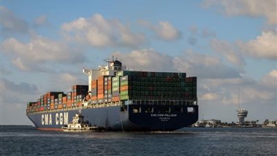 ميناء دمياط يستقبل 390 طن زيت طعام ويصدر 14996 طن بضائع