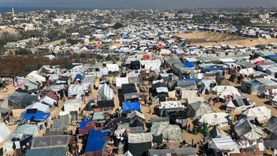 وصول شهيدين إلى مستشفى الكويت بعد قصف الاحتلال لمنزل برفح الفلسطينية