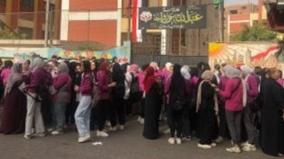 توافد طلاب الشهادة الإعدادية بالجيزة لأداء الامتحان في ثلاث مواد اليوم