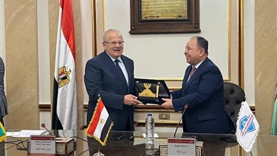 بروتوكول تعاون بين «التأمين الصحي الشامل» وكلية الاقتصاد والعلوم السياسية