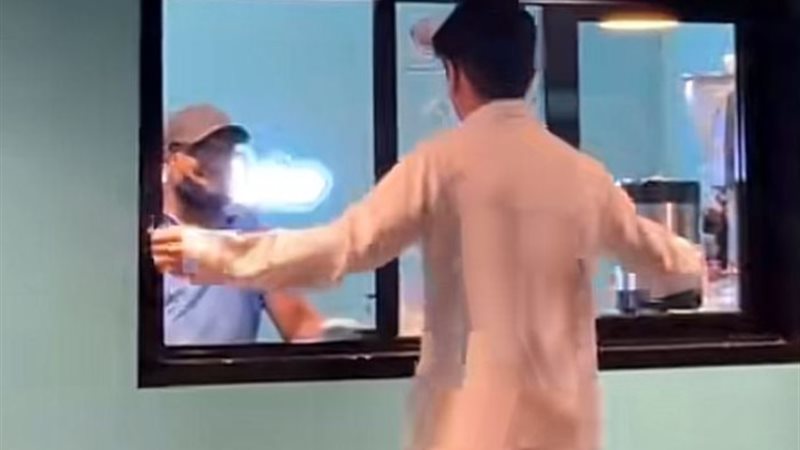 الرقص مقابل كوب قهوة مجانا