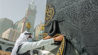 لبيك اللهم لبيك،، السعودية تبدأ أعمال رفع كسوة الكعبة أستعداداً لموسم الحج