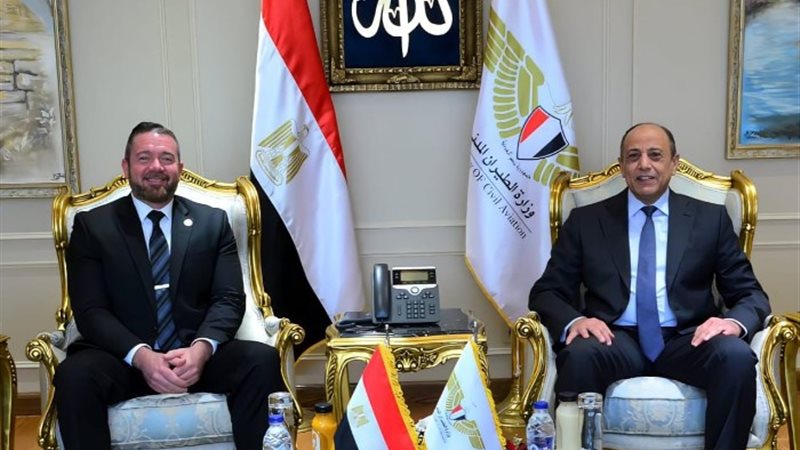 الفريق محمد عباس حلمي وزير الطيران المدني وفدًا من إدارة أم