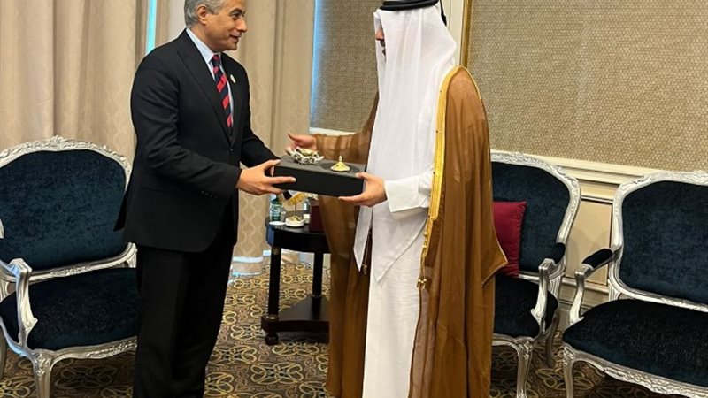وزير العمل مع نظيره القطري