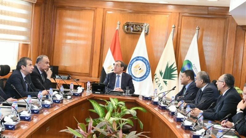 وزير البترول خلال الاجتماع