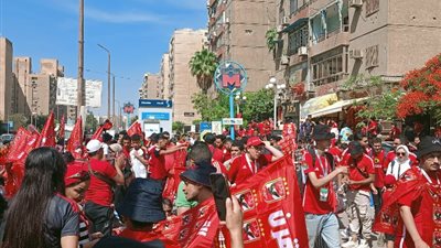 حضور تاريخي لجماهير الأهلي أمام استاد القاهرة قبل نهائي إفريقيا (صور وفيديو)