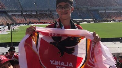 الأهلي والترجي، شاب أهلاوي يوثق حضور نهائي إفريقيا بالعلم الأحمر