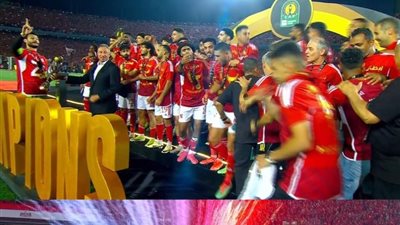 بعد التتويج، الخطيب يرفع كأس أفريقيا ويسجد في منتصف الملعب (فيديو)