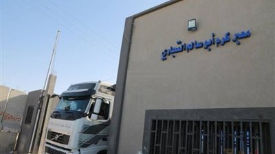 وصول شاحنات المساعدات إلى معبر كرم أبو سالم تمهيدا للدخول لغزة