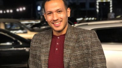 «رسام لايف»، قاضِ يبدع في رسم المشاهير بالعسل والشاي (صور)