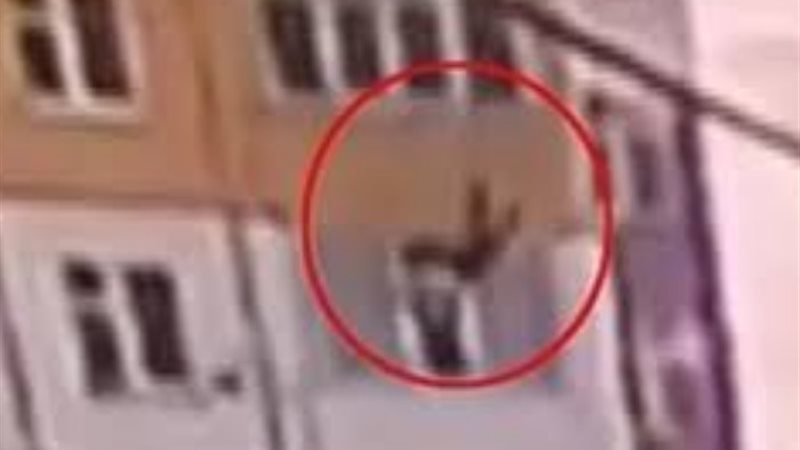 سيدة تلقي نفسها من أعلي _ تعبيرية