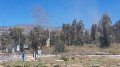 اندلاع حريق في قاعدة إسرائيلية في كريات شمونة جراء سقوط صاروخ لبناني (فيديو)