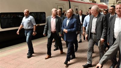وزير النقل يتفقد محطة مصر بالإسكندرية ونادي السكة الحديد