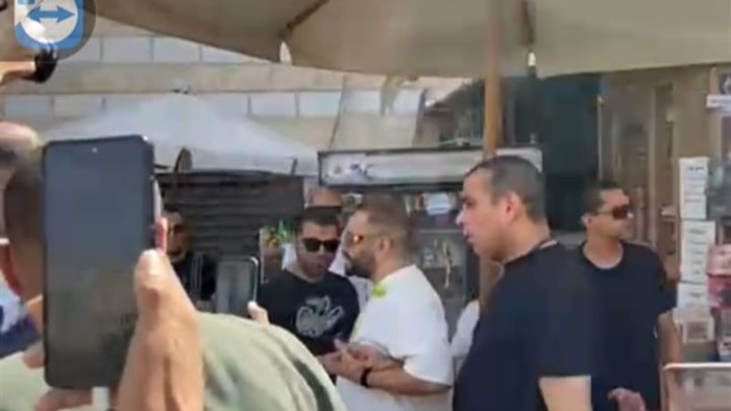 محمود الليثي أثناء جنازة والدته