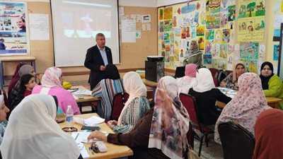 وكيل «تعليم دمياط» يتابع تدريب 956 معلمة وموجهة رياض أطفال