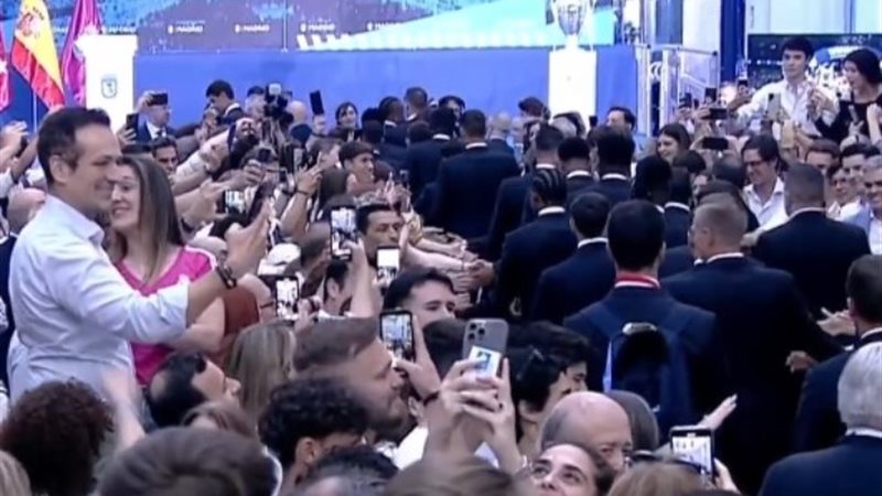احتفال ريال مدريد مع الجماهير