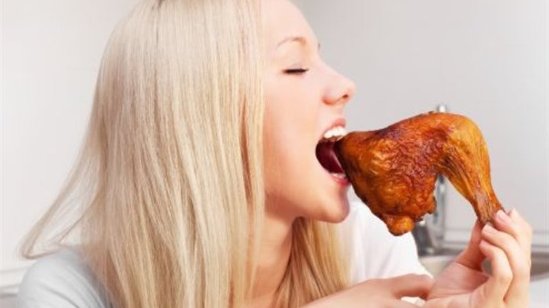 هل تناول الدجاج يؤثر على هرمونات المرأة؟