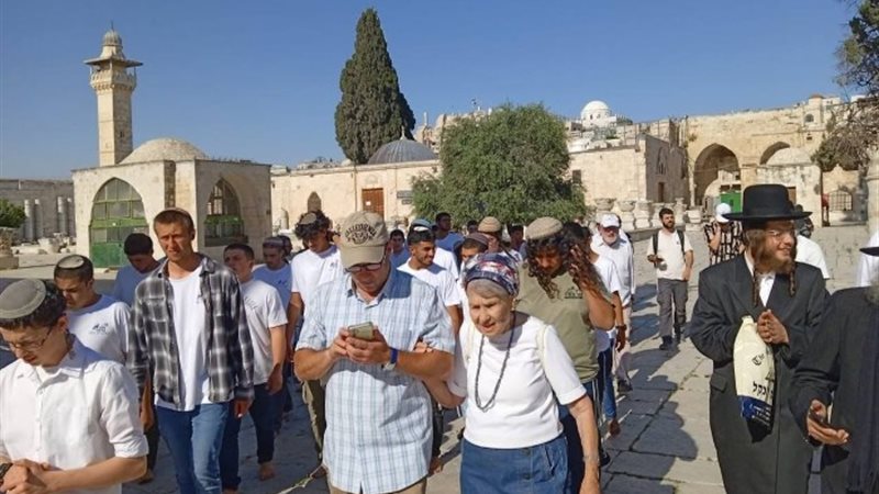 يهود يقتحمون المسجد الأقصى