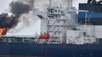 البحرية البريطانية: اندلاع حريق في سفينة بعد إصابتها بقذيفة جنوب غربي عدن