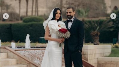 «فستان مكشوف وبوكيه أحمر»، الصور الأولى من زفاف أمير طعيمة على يسرا الجديدي