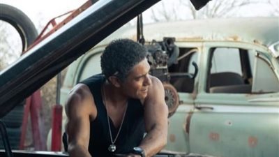 «بيصلح عربية»، آسر ياسين يشارك جمهوره صورة من كواليس «ولاد رزق 3»