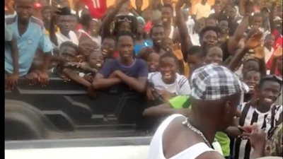 احتفاء جنوني من جماهير غينيا بيساو، محمد صلاح يحتمي بقوات الأمن ( فيديو)