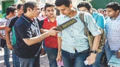 تفتيش طلاب الثانوية العامة قبل دخولهم لجان الامتحان