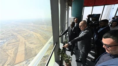 وزير الإسكان يشرح جهود مصر في إنشاء العاصمة الإدارية من أعلى البرج الأيقوني