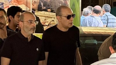 أيمن بهجت قمر يشيع جثمان فاروق صبري من مسجد مصطفى محمود (صور)