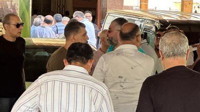«زكي وسرحان وقمر» فقط، غياب نجوم الفن عن جنازة المنتج فاروق صبري (صور)